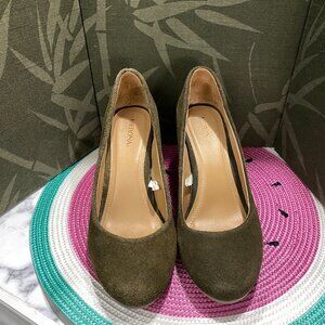 EUC Merona sz 7 1/2 Suede Wedges